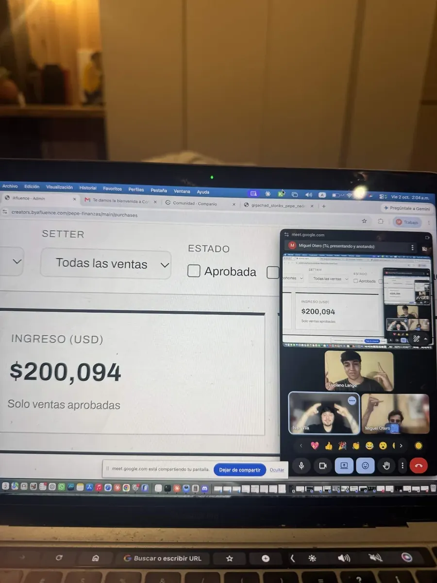 Notebook con el panel de ventas: ingreso de $200,094 en ventas aprobadas